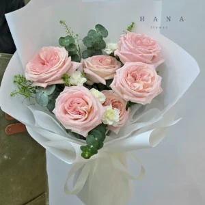 R068 ช่อกุหลาบหอชมพู 6 ดอกแซมคาเนชั่นสเปรย์