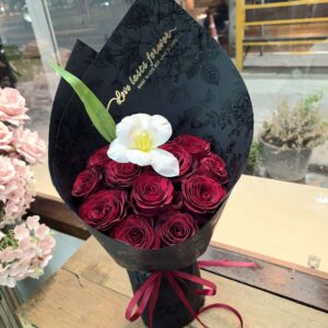 H054 (กุหลาบแดงนอก20ดอกแซมทิวลิปห่อกระดาษเเข็งพิมพ์ลาย)