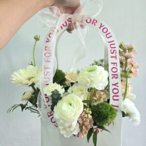 H064 กระเช่าดอกไม้โทนขาวพีซ