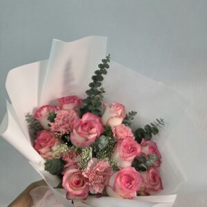 R008 (กุหลาบอ้ายซา (Aisha Rose) 10ดอก แซมคาเนชั่นชมพู )
