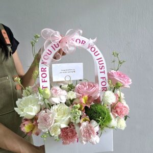 J037 กระเช้าดอกไม้โทนสีชมพูขาว