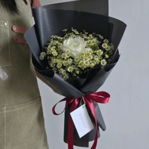 R090 เดซี่แซมกุหลาบขาวห่อกระดาษดำ