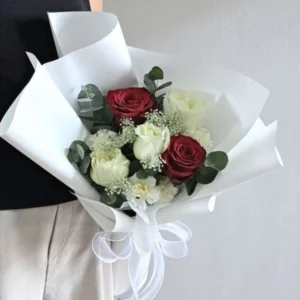R004 กุหลาบแดงกุหลาบขาวแซมคาเนชั่นสเปรย์ขาว