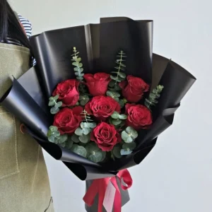 R074 กุหลาบแดงนอก 7 ดอกห่อกระดาษดำ