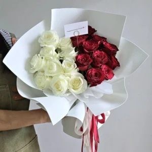 R078 (กุหลาบแดง10ดอกกุหลาบขาว10ดอก ห่อกระดาษโฟม)