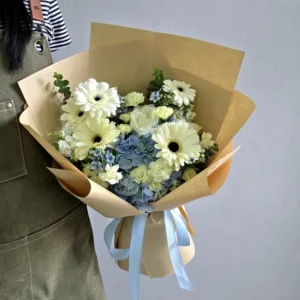 H045 (ช่อไฮเดรนเยียฟ้า แซมเยอบีร่าขาว)