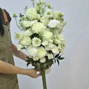J038 (แจกันดอกไม้สด โทนขาวเขียว)