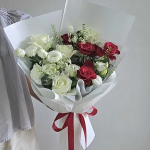 R041ช่อรวมกุหลาบขาวแดง