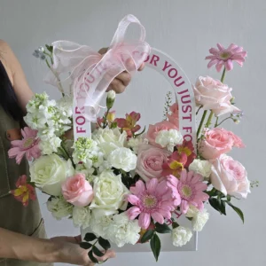 J081 กระเช้าดอกไม้โทนสีชมพูขาว