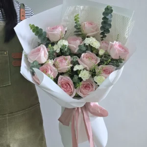 R100 กุหลาบชมพูหอม แซมคาเนชั่นสเปรย์ขาว