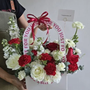 J100 กระเช้าดอกไม้จัดโทนแดงขาว