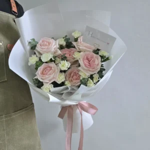 R104 กหลาบชมพูหอมแซมคาเนชั่นสเปรย์ขาว
