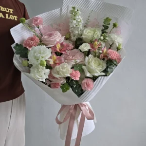 M002 ช่อรวมดอกไม้โทนขาวชมพูห่อกระดาษแข็งพิมพ์ลายนูน