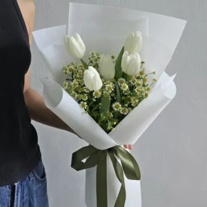 T004 ทิวลิปขาว5 ดอกแซมเดซี่