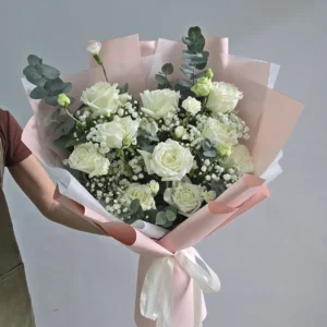 R110  ช่อกุหลาบขาวห่อกระดาษชมพู