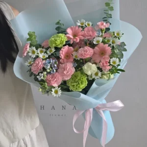 M001 (ช่อรวมดอกไม้โทนชมพูห่อกระดาษสีฟ้า)