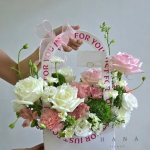 J050 กระเช้าดอกไม้โทนขาวชมพู