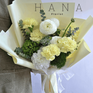 R005 (คาเนชั่นเหลืองแซม/ไผ่เขียว/เรนันคูลัสขาว (Ranunculus)
